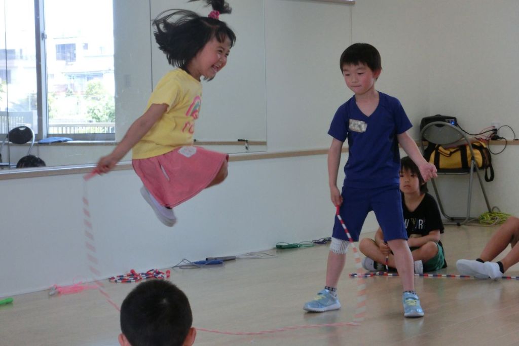 笑顔でなわとびをする子どもたち